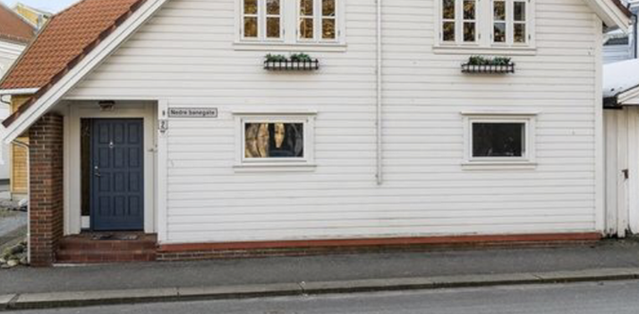 huset har stor terrasse på baksiden