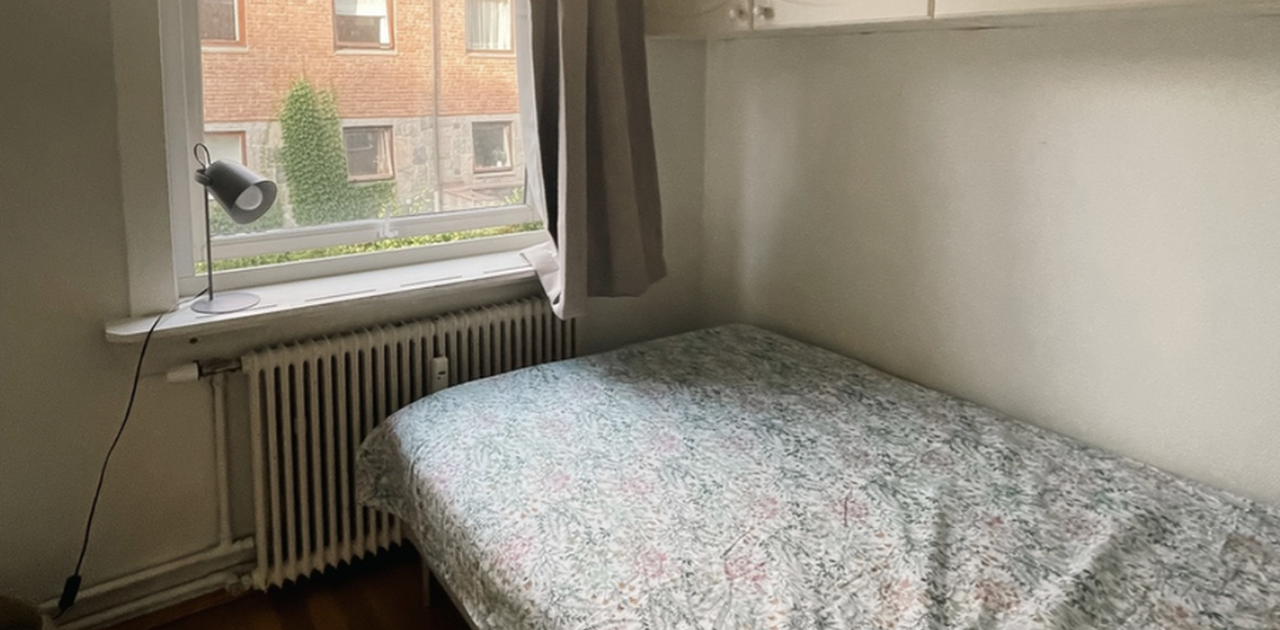 For an additional 400 NOK: single bed, desk lamp, and laundry basket.