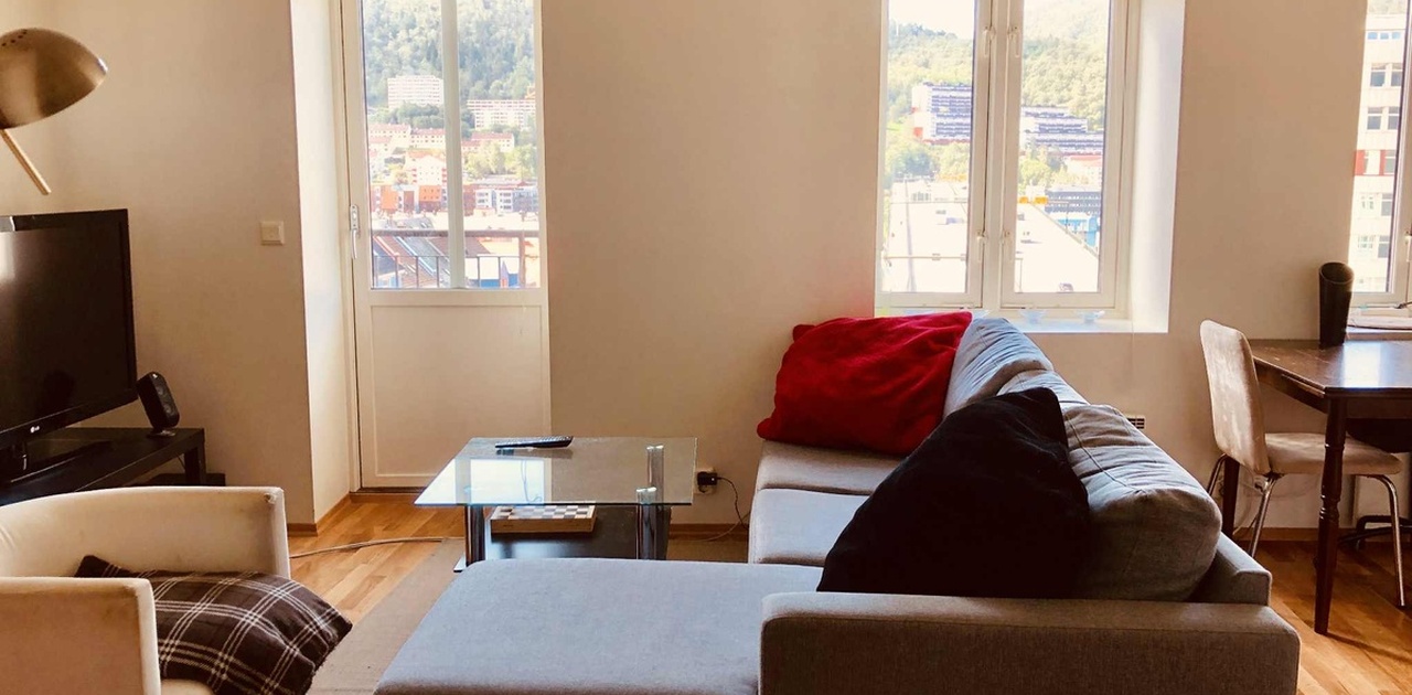 Romslig stue og kjøkken i ett med fin utsikt over Puddefjorden