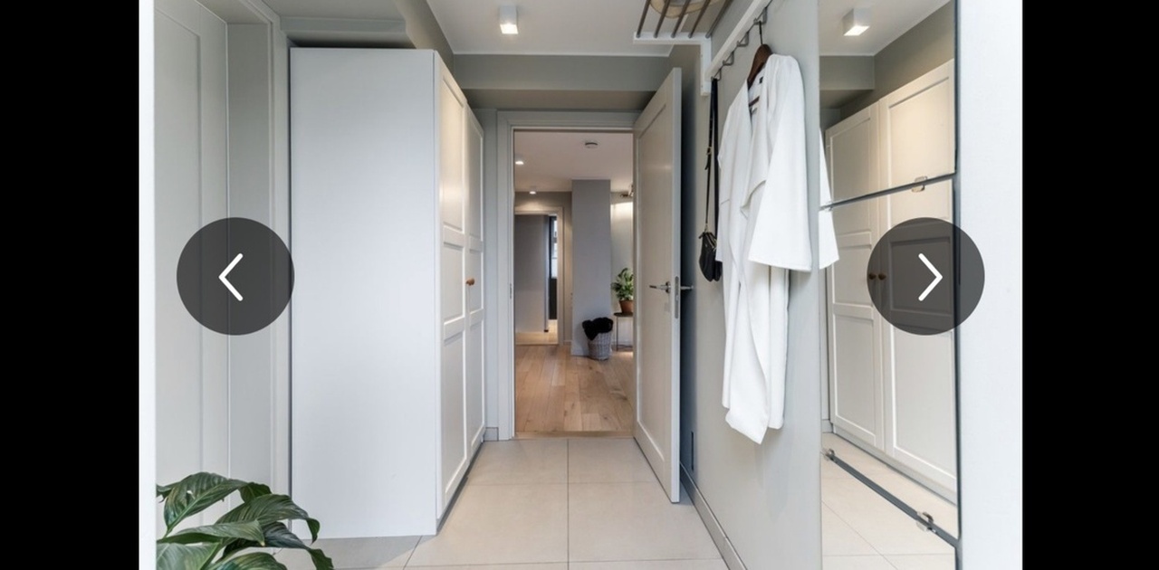 Inn til venstre er et rom med fryser, vaskemaskin og tørketrommel.