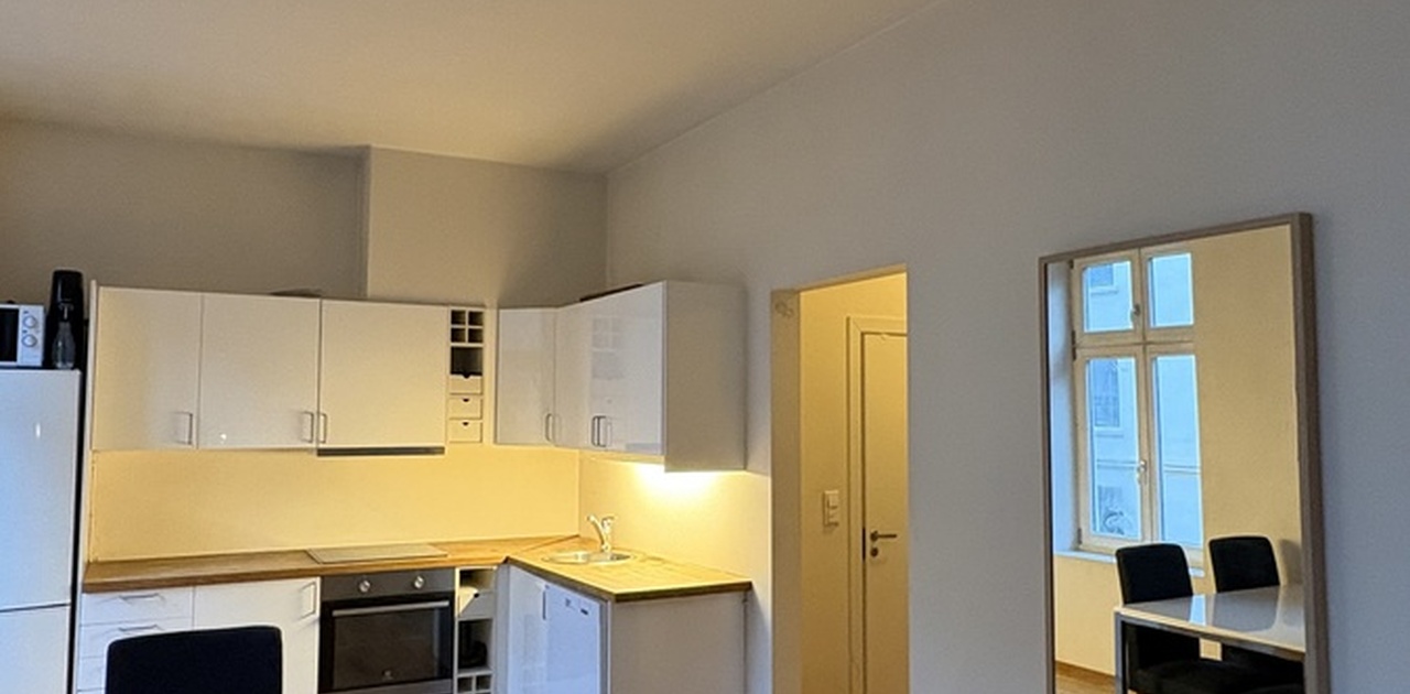 Fullt utstyrt kjøkken med spisebord og stoler