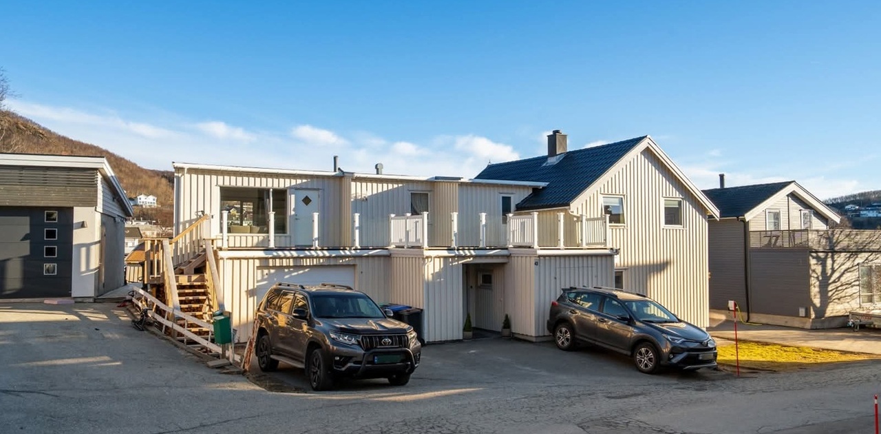 Leiligheten ligger i andre etasje, trapp opp til venstre for garasjeporten.