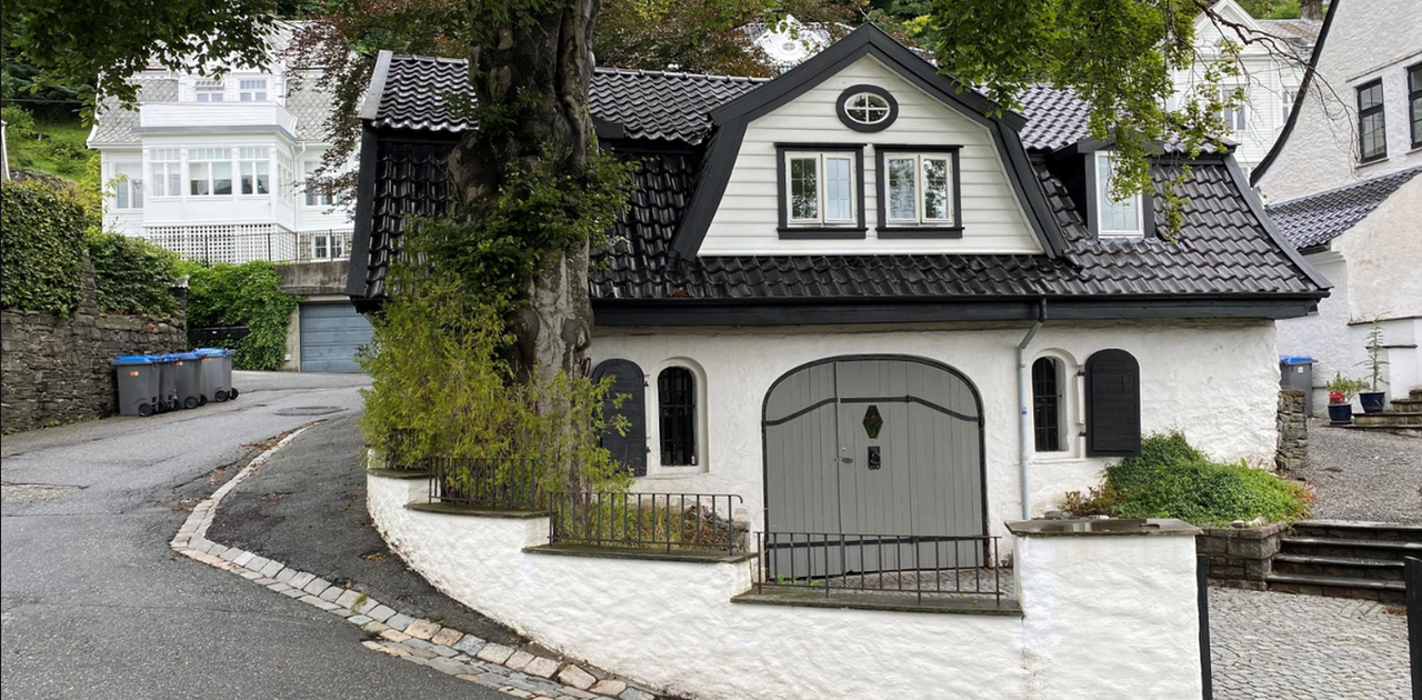 Forsiden av huset, inngang på baksiden