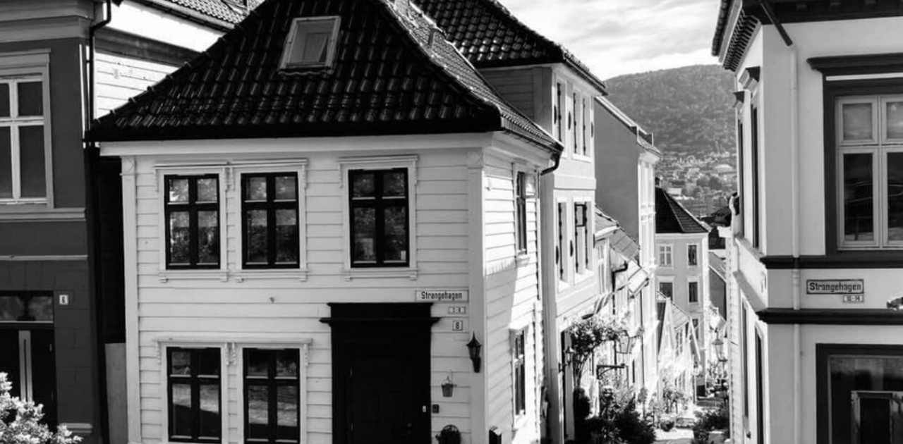Huset. Leilighet er i første og tredje etasje.
