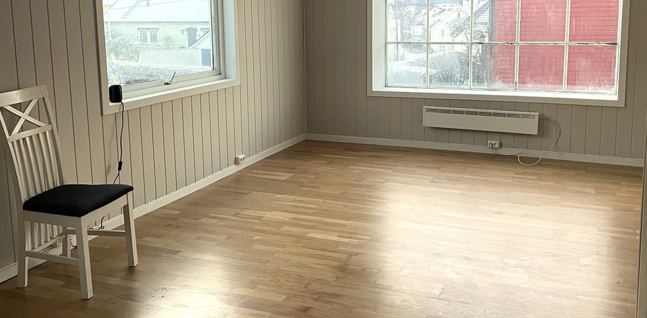 Mye lys gjennom store stuevinduer