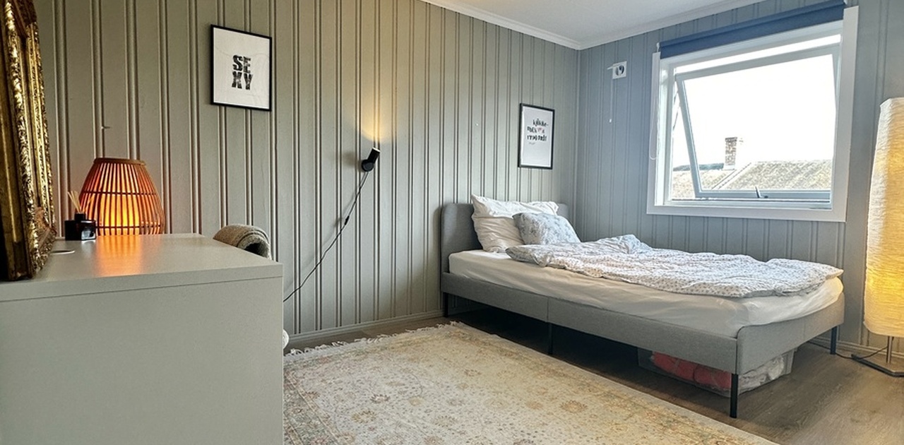 Romslig rom med dagslys