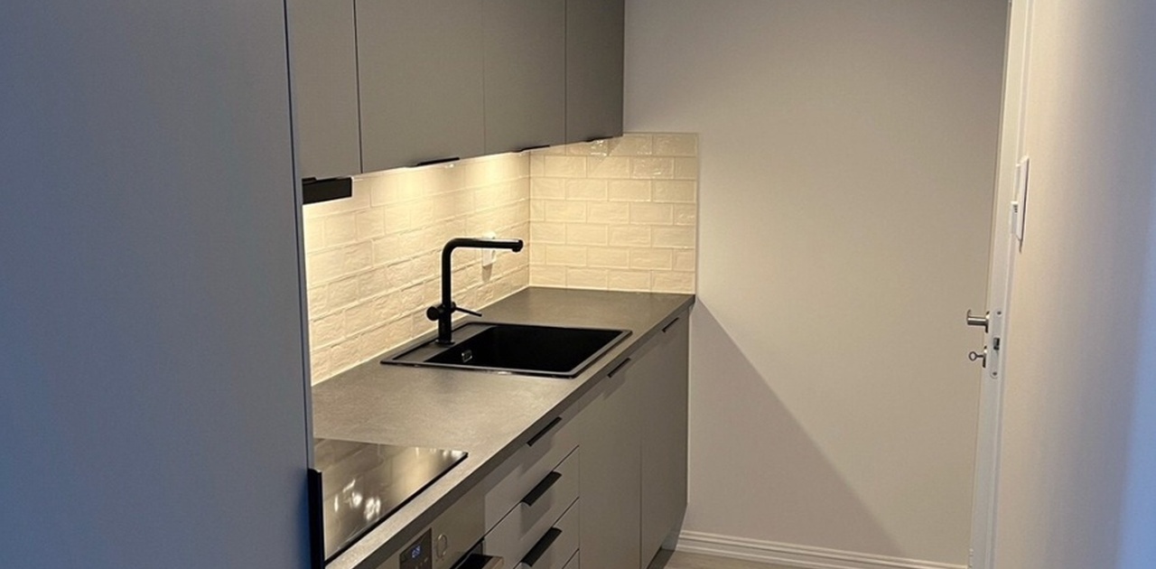 Kjøkken med hvitevarer