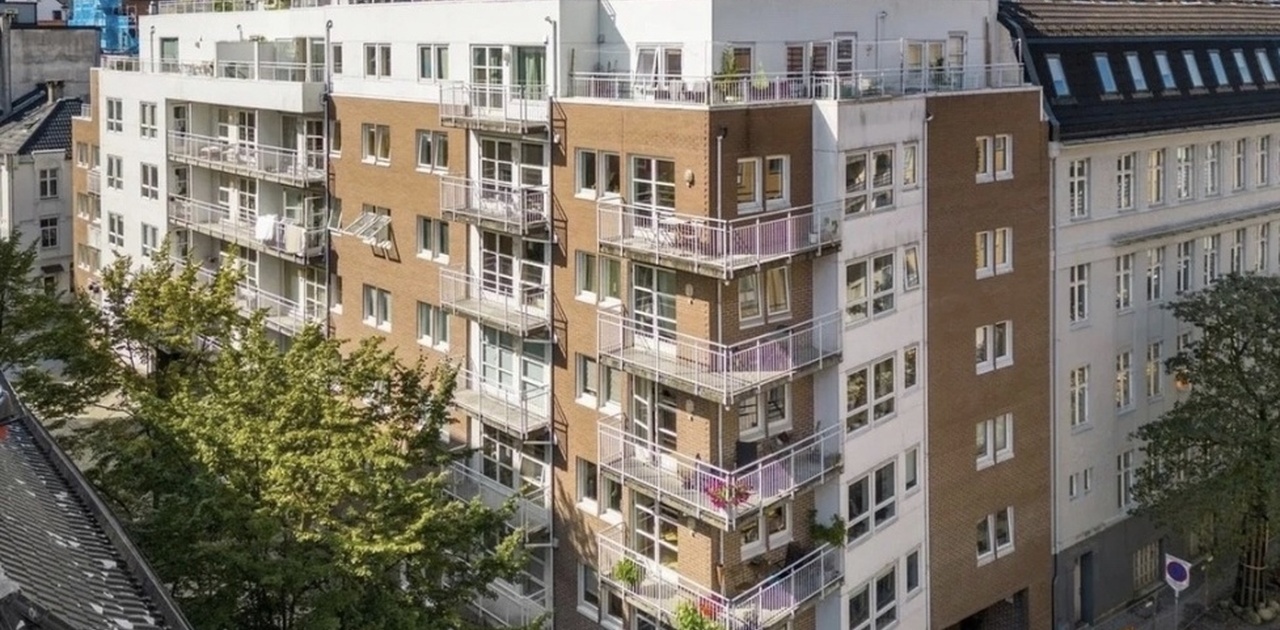 Bygget fra utsiden. Leiligheten er i 7.etg