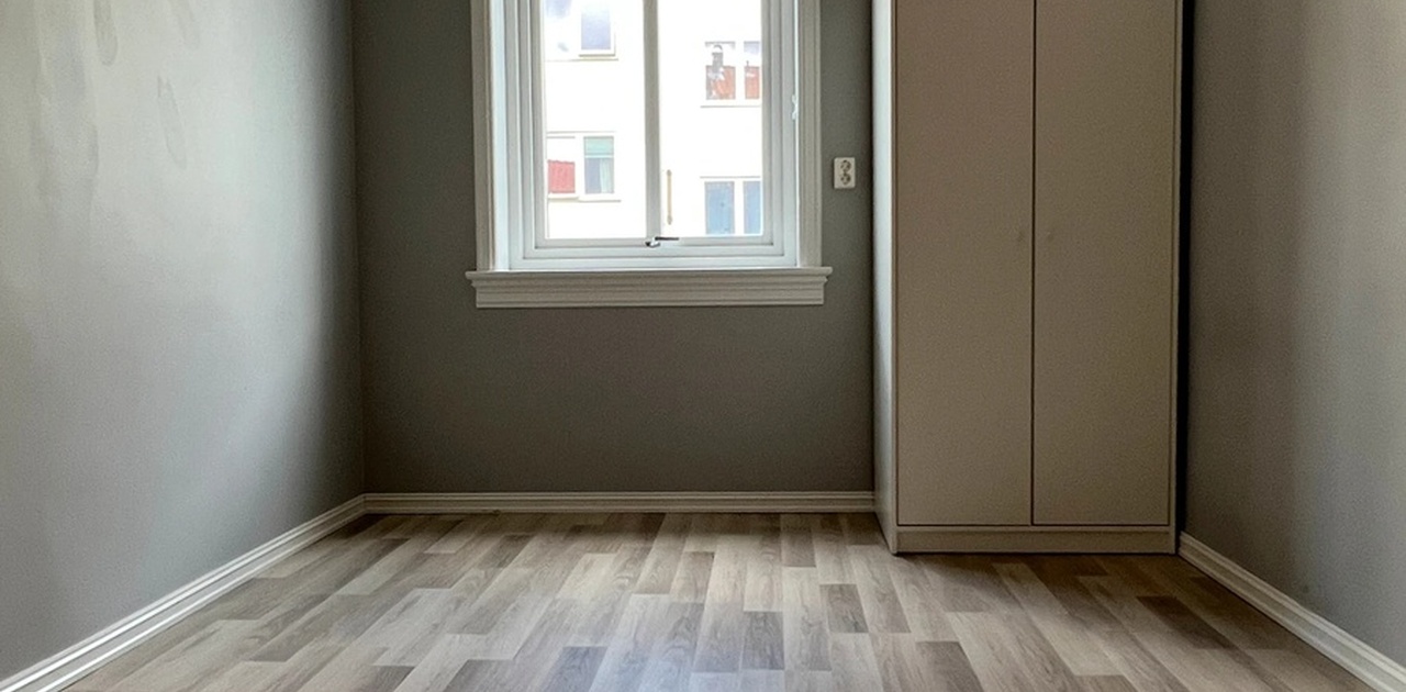 Skapet på rommet er svart og følger med