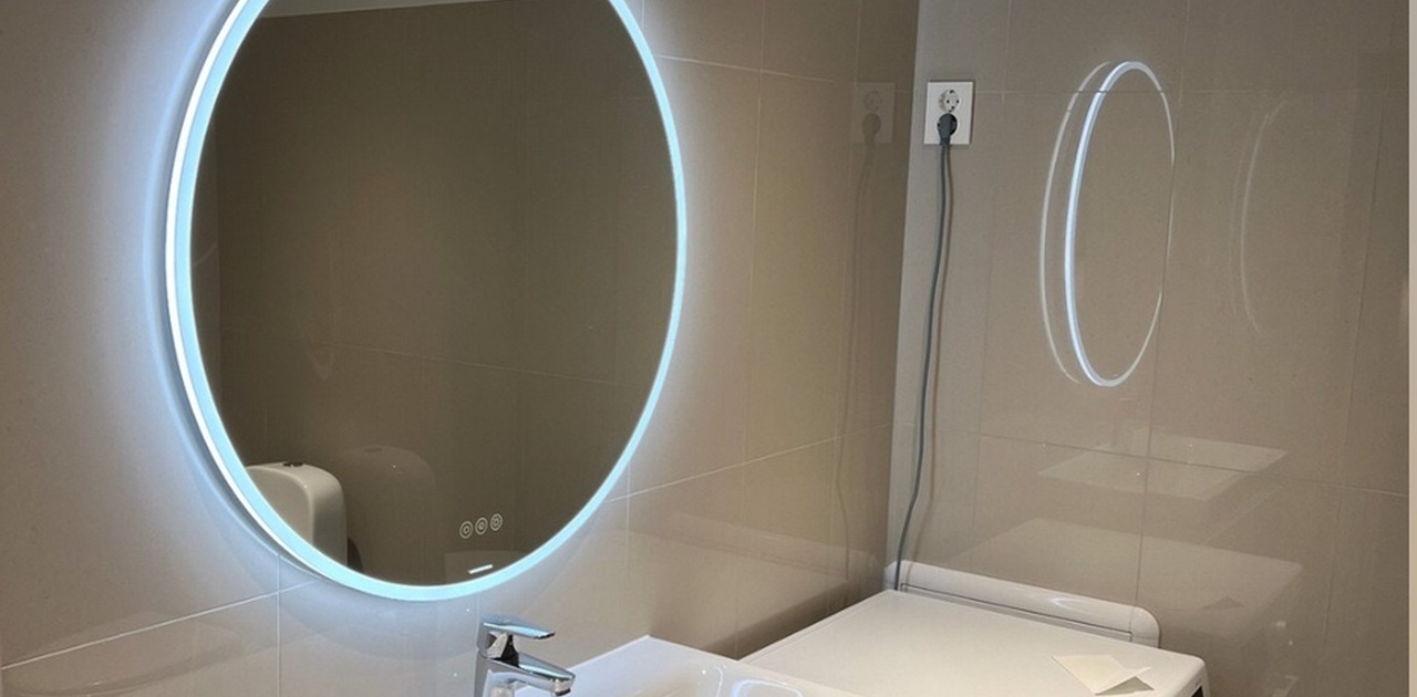 Stort flislagt bad med vaskemaskin