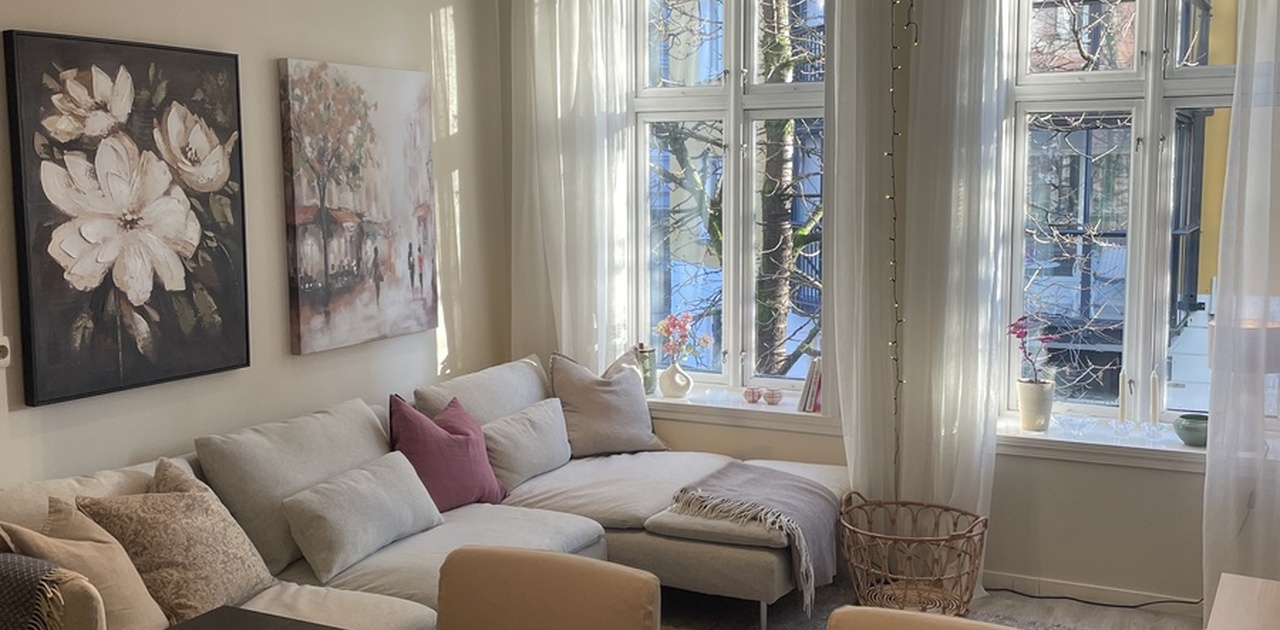 Koselig stue med digg sofa og TV