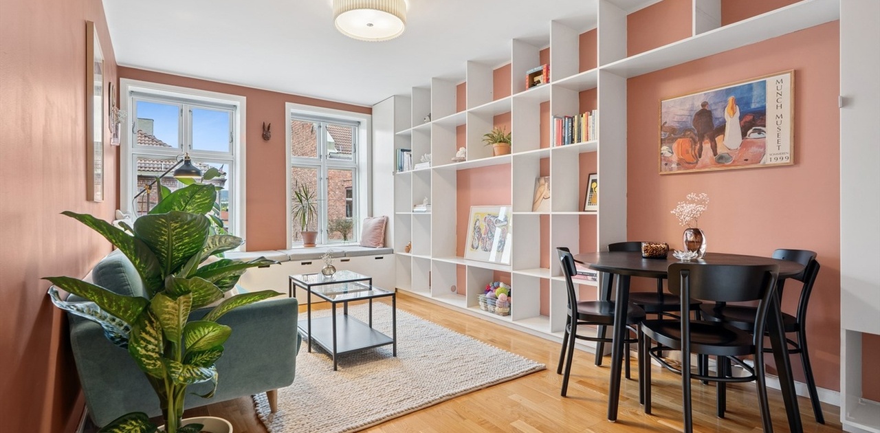 Flott plassbygd vindusbenk og vegghylle følger med