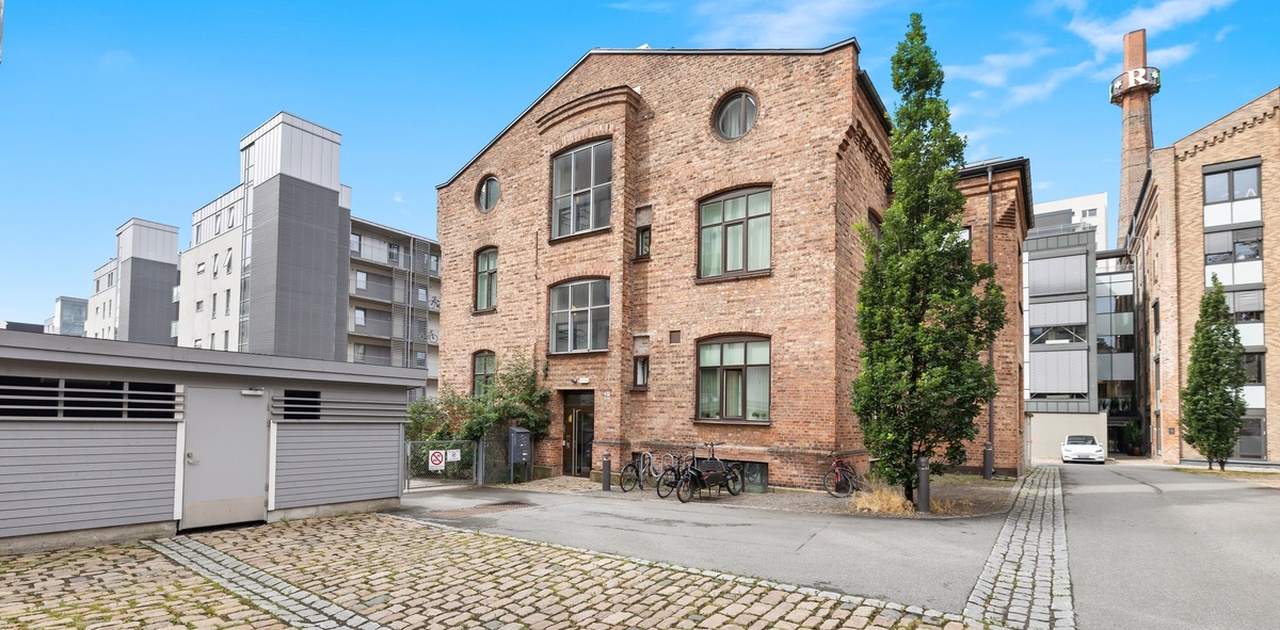 Koselig bygg i en rolig bakgård.