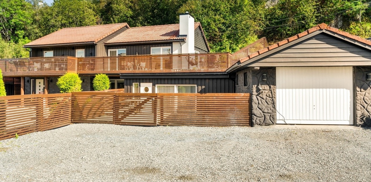 Eget uteområde for utleiedel med parkering.