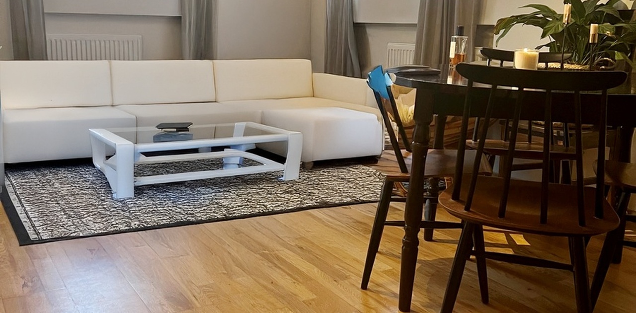 Lys stue med god plass til sofa og spisestuesetur