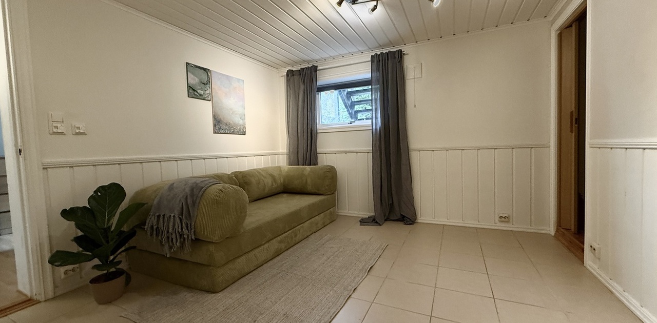 Sofa er ikke inkludert, kun for illustrasjon.