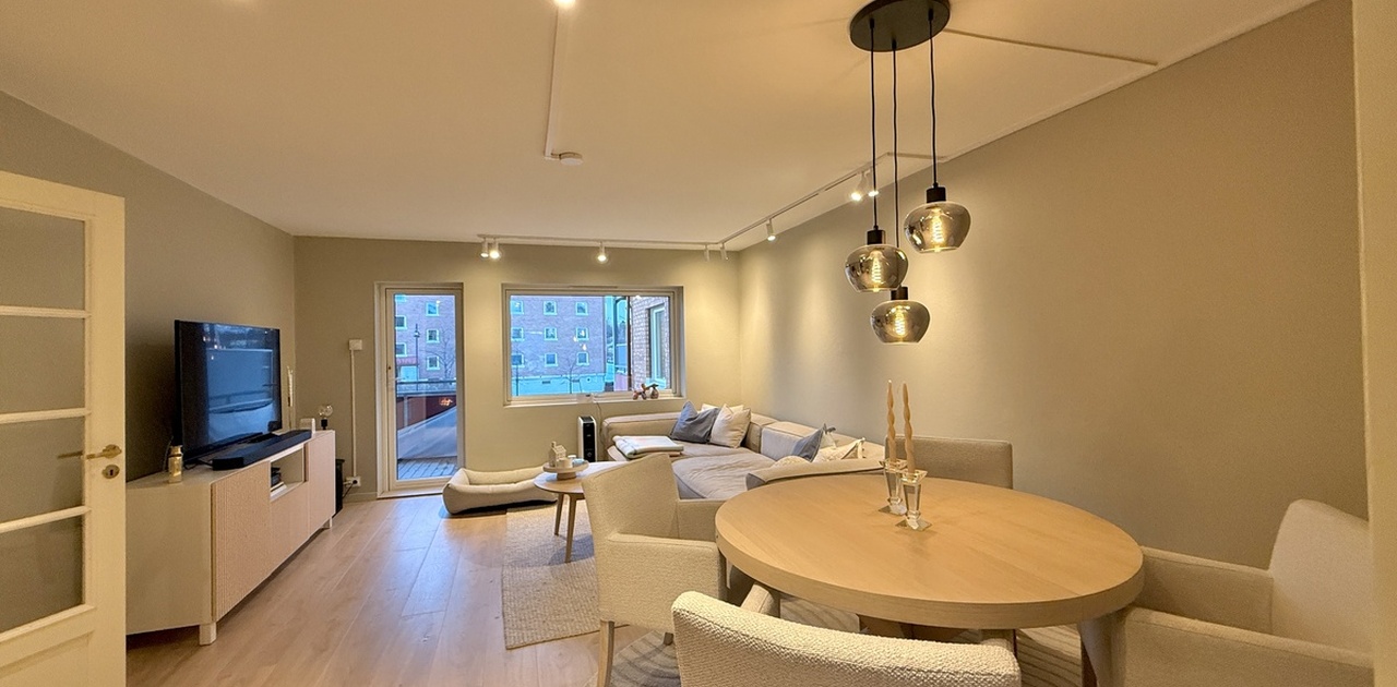 Romslig stue med plass til spisebord og sova