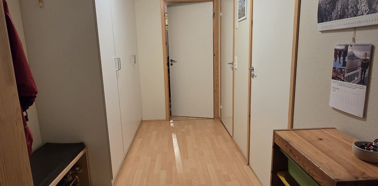 Du kommer inn til en stor gang, soverom første dør til høyre, bad andre dør til høyre / You come into a large hallway, bedroom first door on the right, bathroom second door on the right