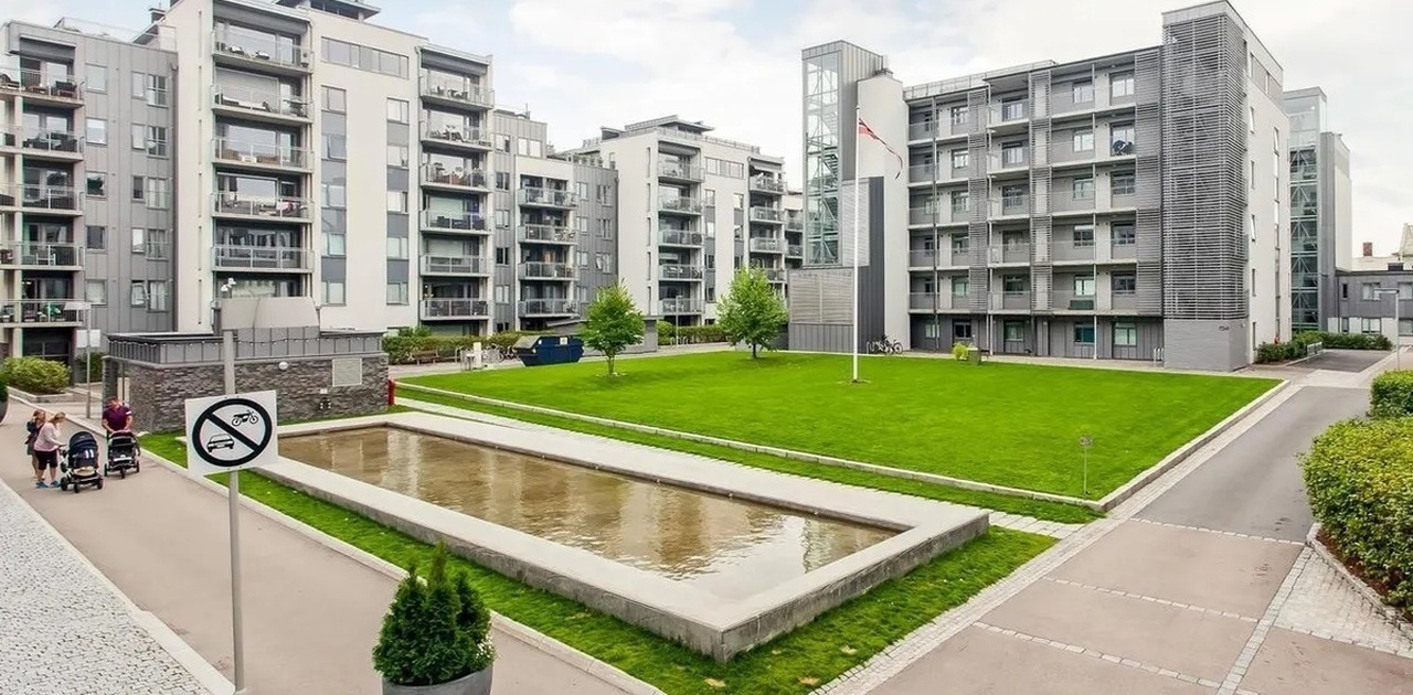 FASADE RINGNES PARK INNVENDIG, KAFE, SATS, KINO OG MENY VIA INNVENDIG HEIS!