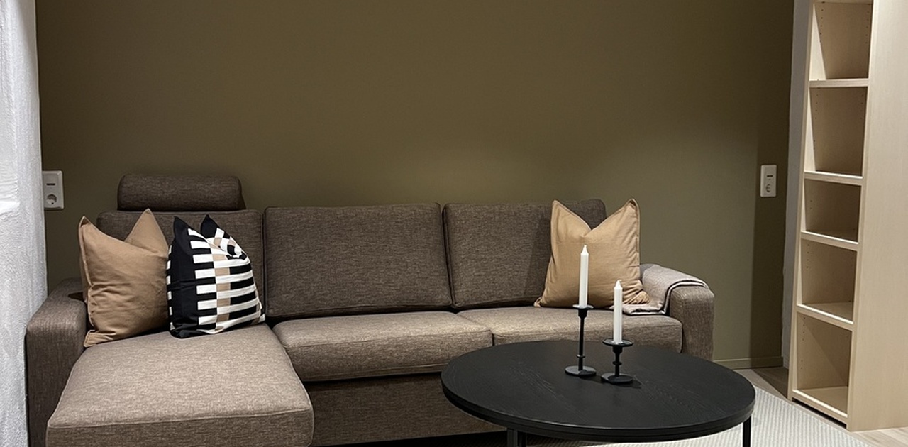 Romslig stue på 15kvm. Her er det og plass til et lite kjøkkenbord om ønskelig.