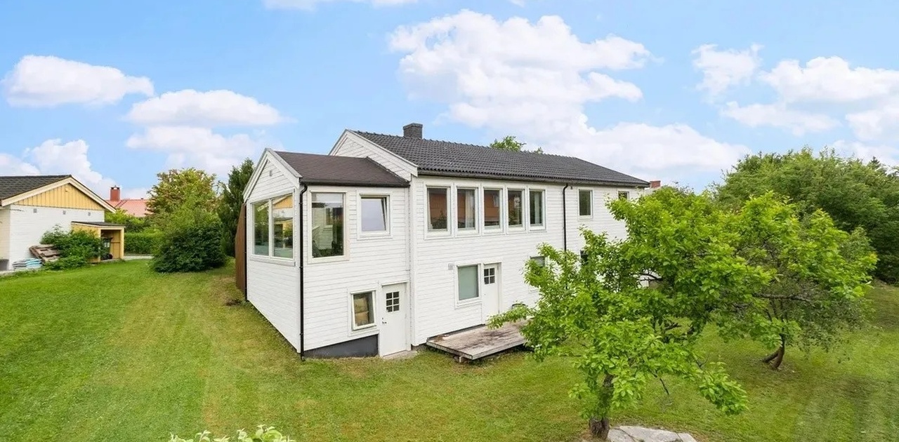 Huset. Egen dør til rom 1 og terrasse