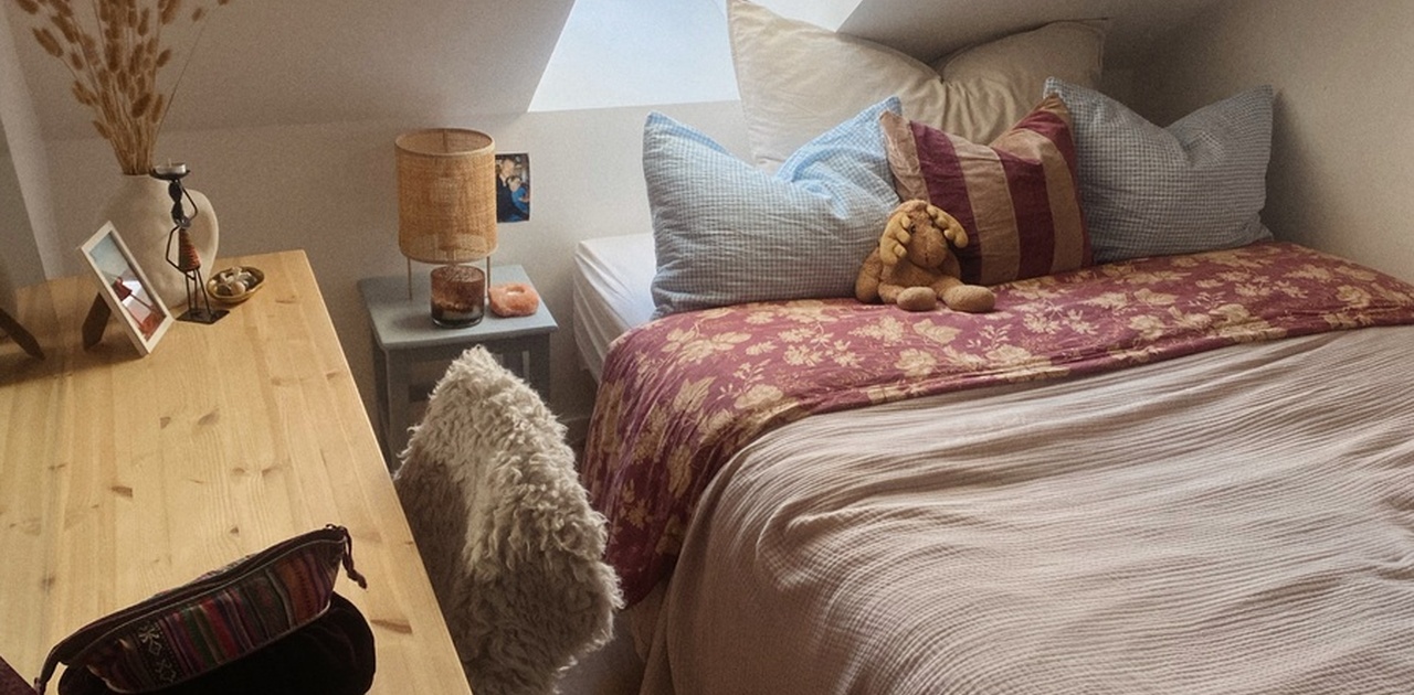 Sengen har tre skuffet under med masse oppbevaring! 140 seng