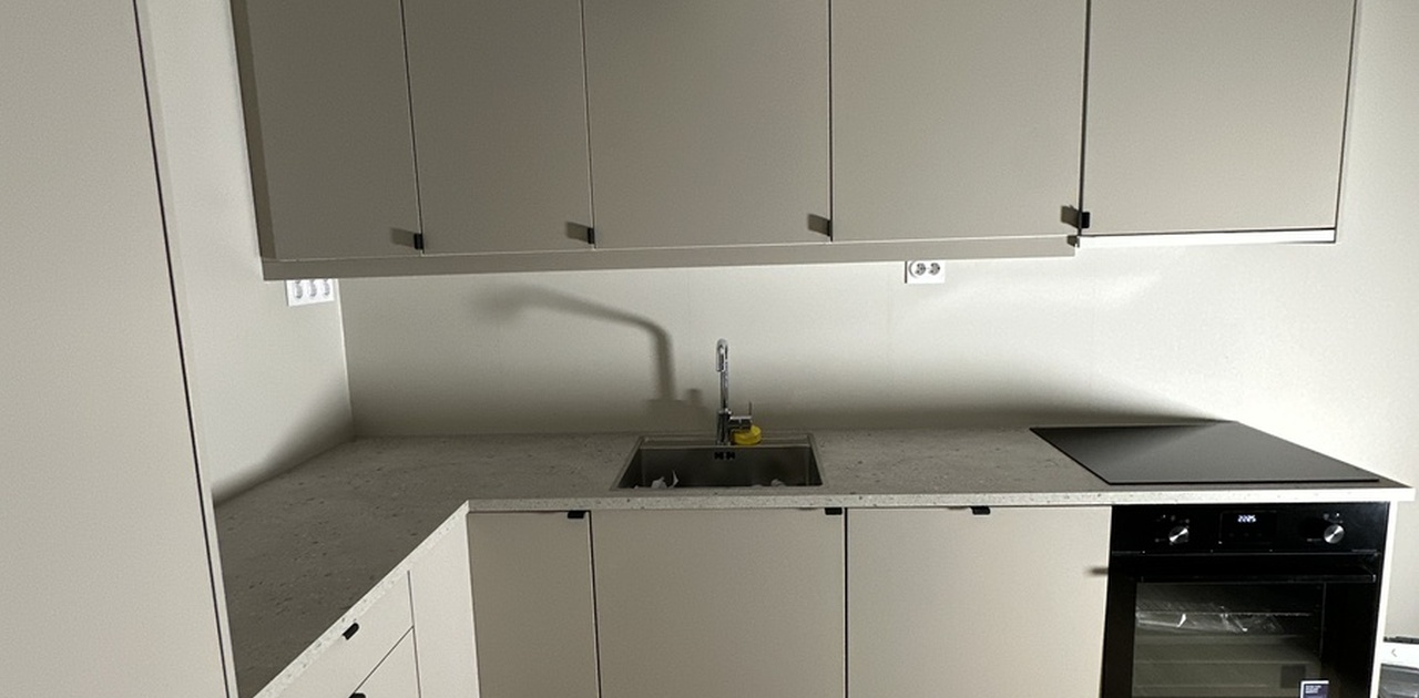 Epoqkjøkken, kjøleskap/frys, stekeovn, induksjonstopp, oppvaskmaskin 60cm