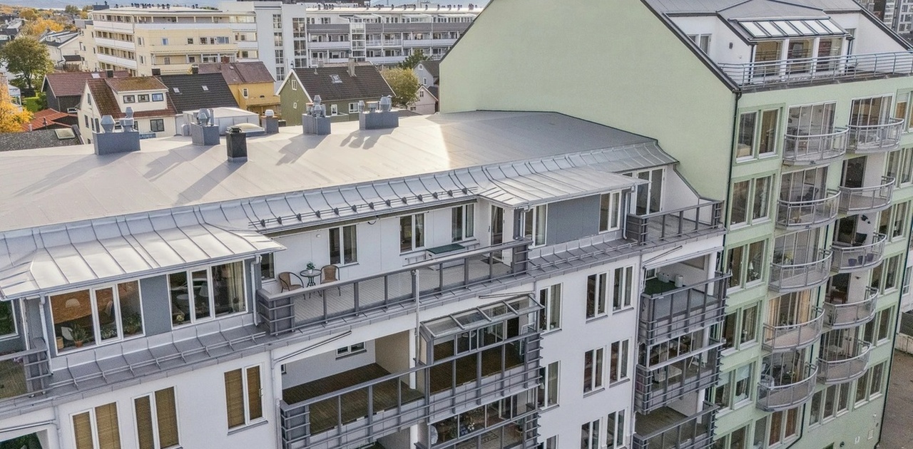 Toppleilighet med terasse på 21 m2.  Utgang fra stue og fra soverom