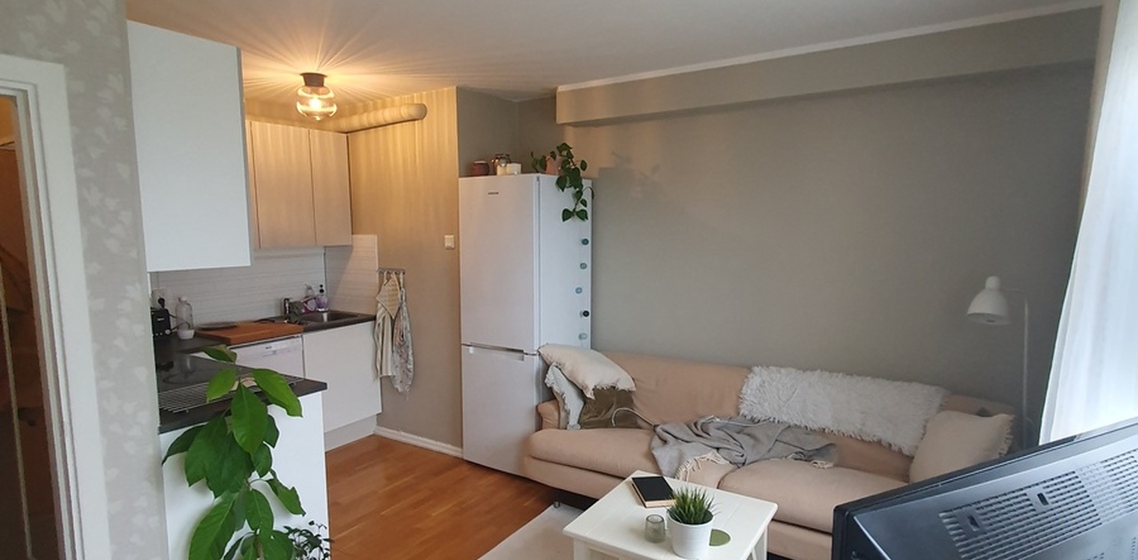 Kjøkkenet har mye skapplass.