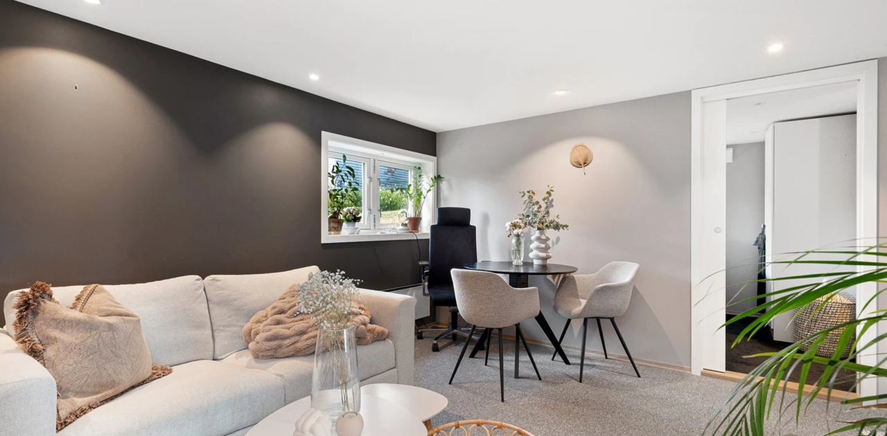 Umøblert, møbler på bilder tilhører tidligere leietaker. Oppholdsrom og åpen kjøkkenløsning