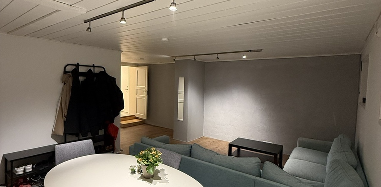 Stor stue med middagsbord for sosiale samlinger