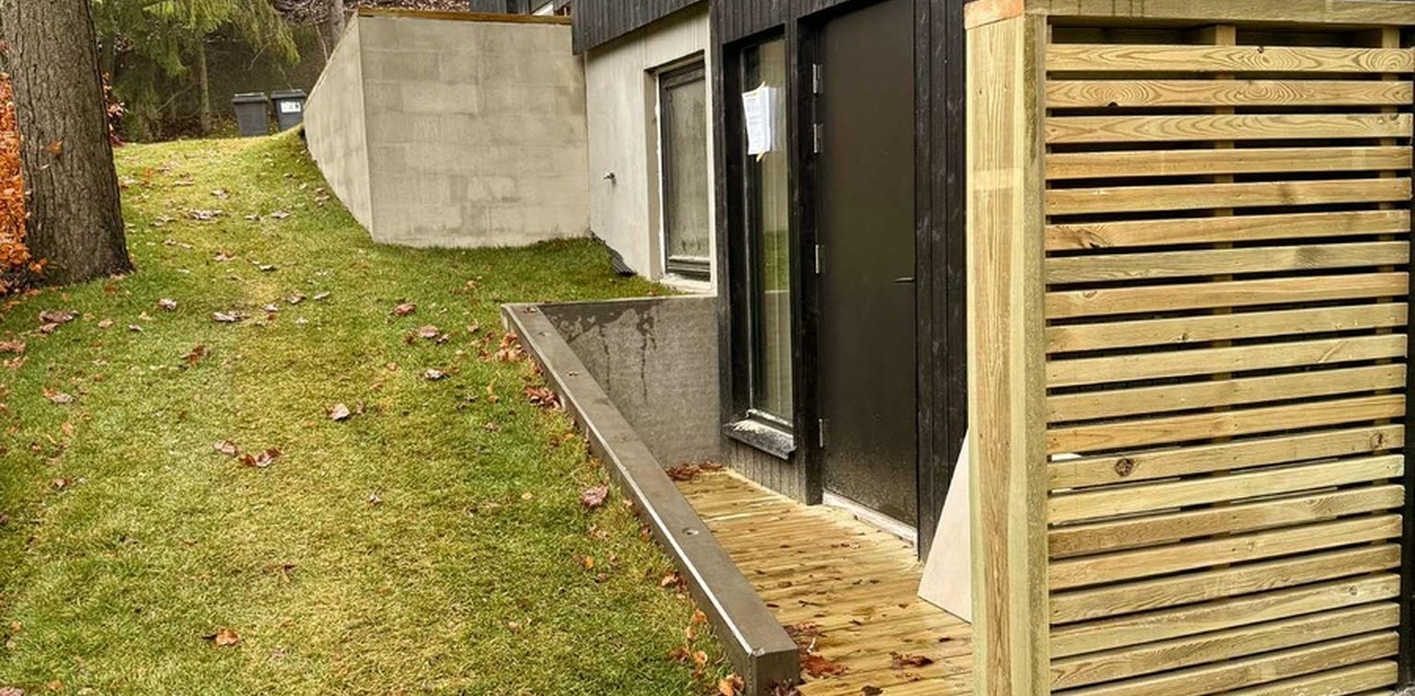 Eget inngangsparti, hybel disponerer platting foran inngang