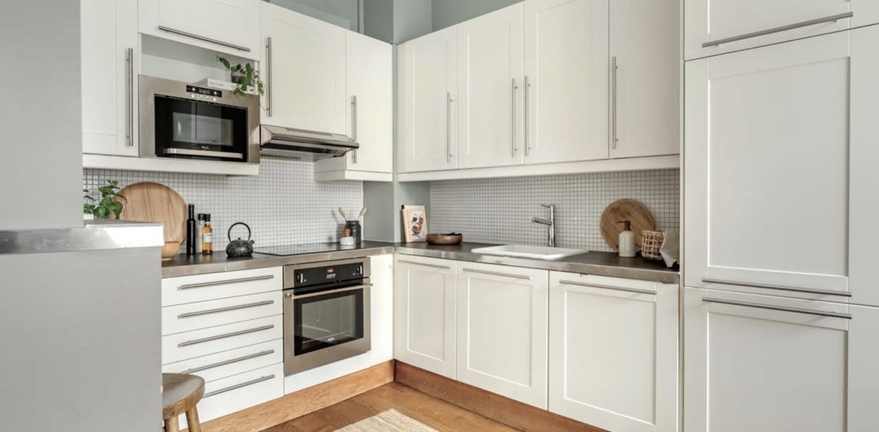 Kjøkken med alle hvitevarer + mikrobølgeovn. Kjøkkenutstyr kan medfølge.