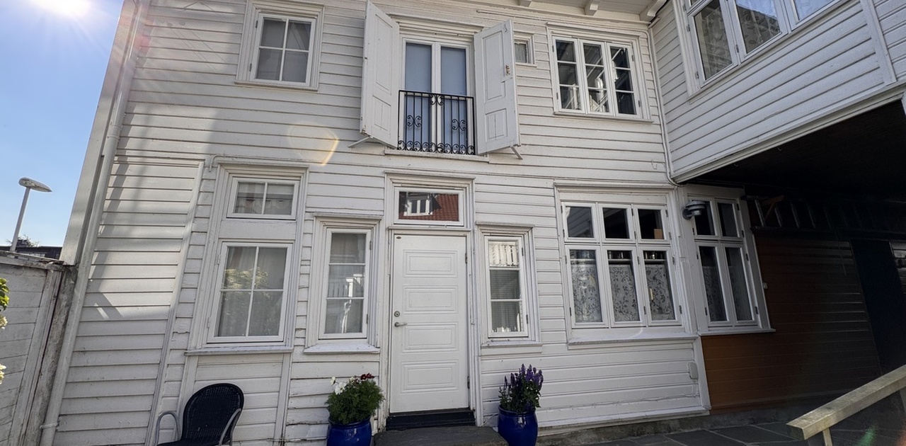 Inngang fra bakgård