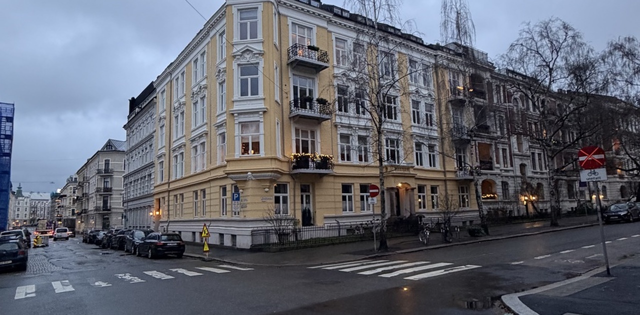 Fasaden ute, leiligheten øverst