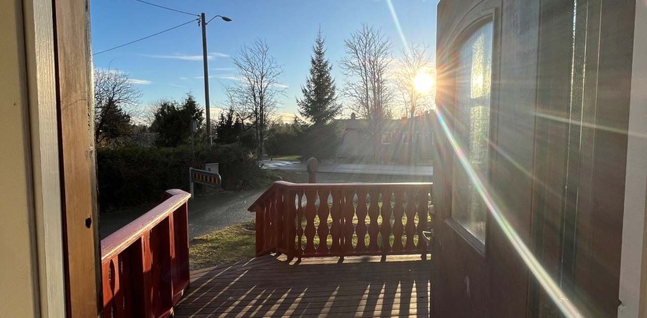 Utgang til stor sydvendt terrasse