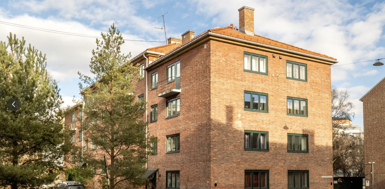 Bilde av bygget. Leiligheten ligger innerst, og er borte fra veien❤️