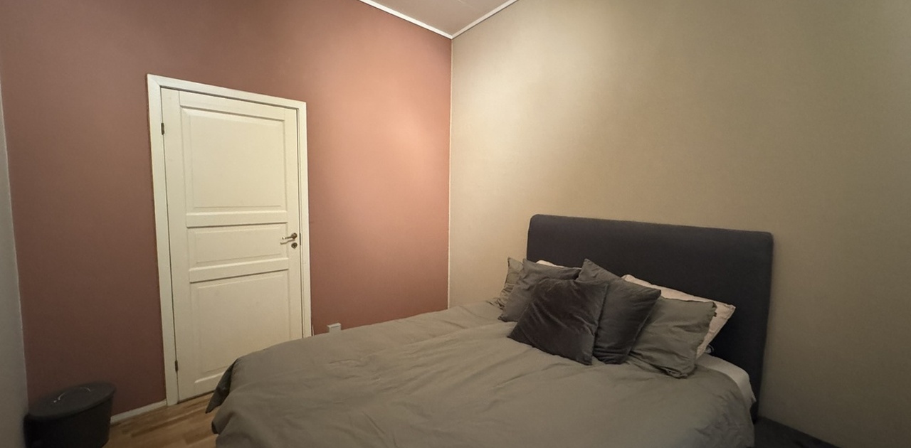 Romslig soverom. I bakgrunnen ses walk-in closet/bod.