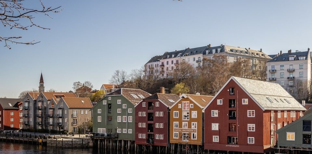 Her bor vi i det grønne huset midt på bildet!