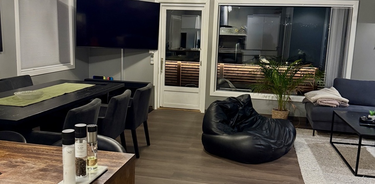 Stue med spisebord og utgang til terasse