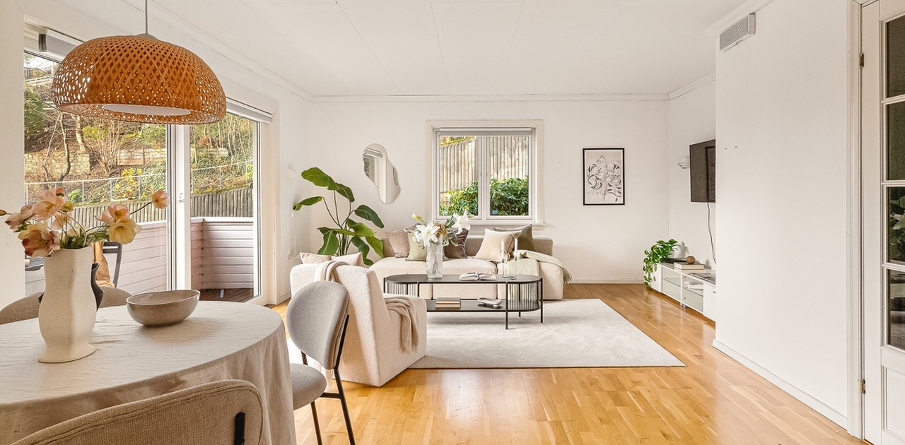 Stor og luftig stue med peis