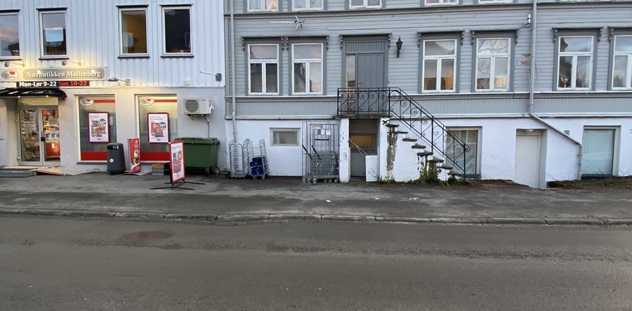 Bygning. Vegg i vegg med søndagsåpen butikk