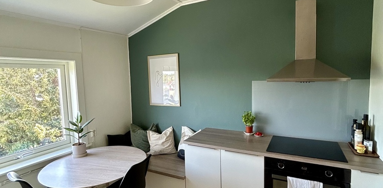 Lyst og trivelig kjøkken med utsikt mor elva