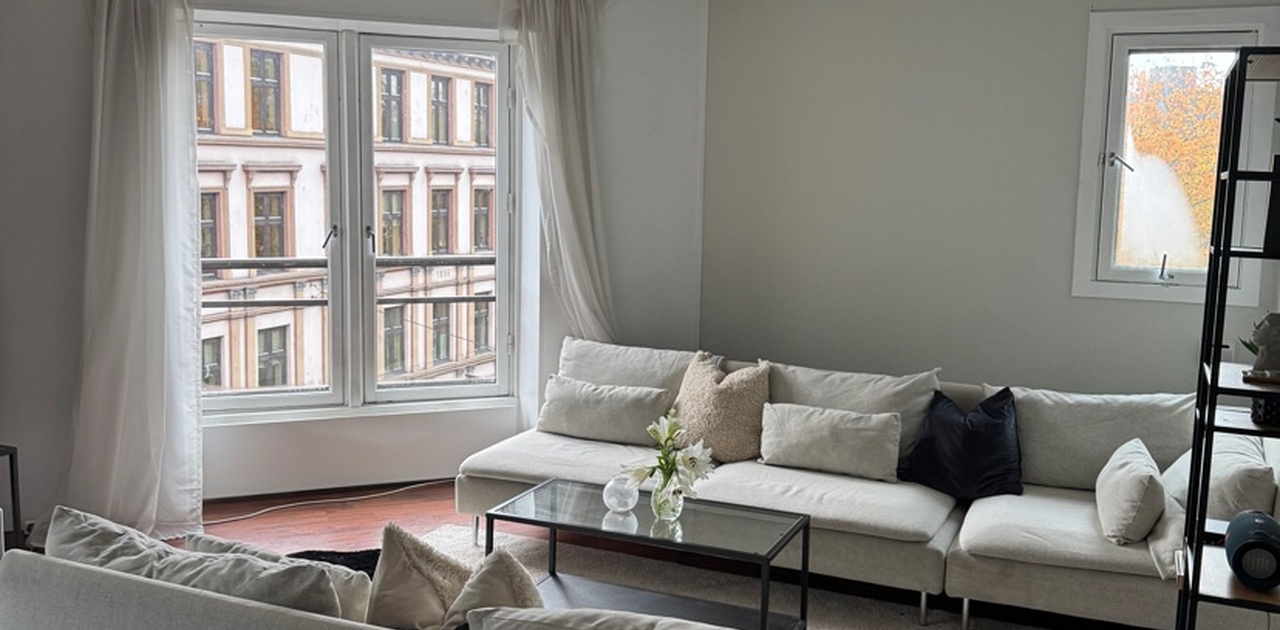 Lys og åpen stue med god plass