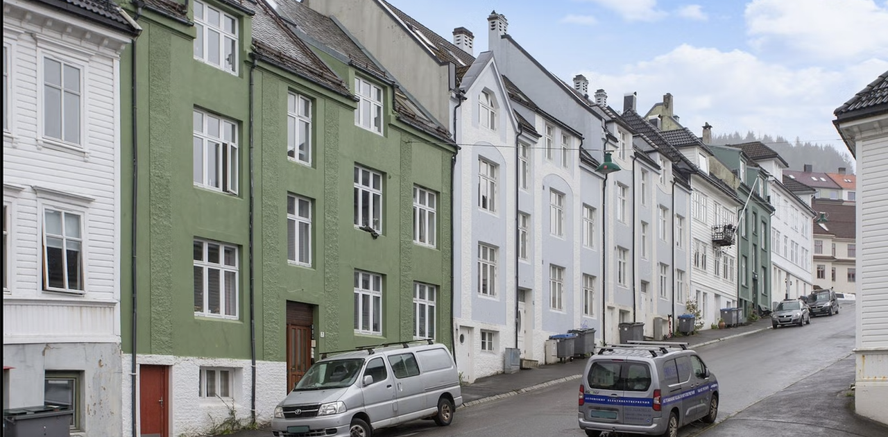 Velkommen til Ekrebakken 7! Leiligheten ligger i det grønne bygget.