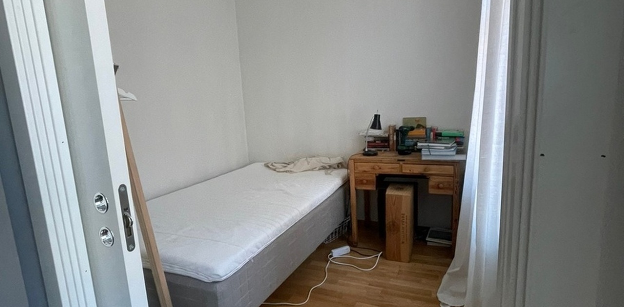 The room rented out, bed and cloths rack is included in the room but not the table.