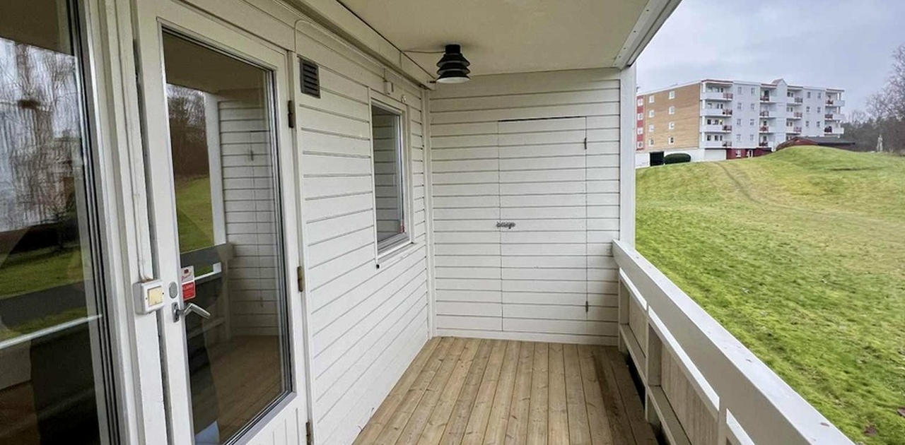 Fin balkong med utvendig bod