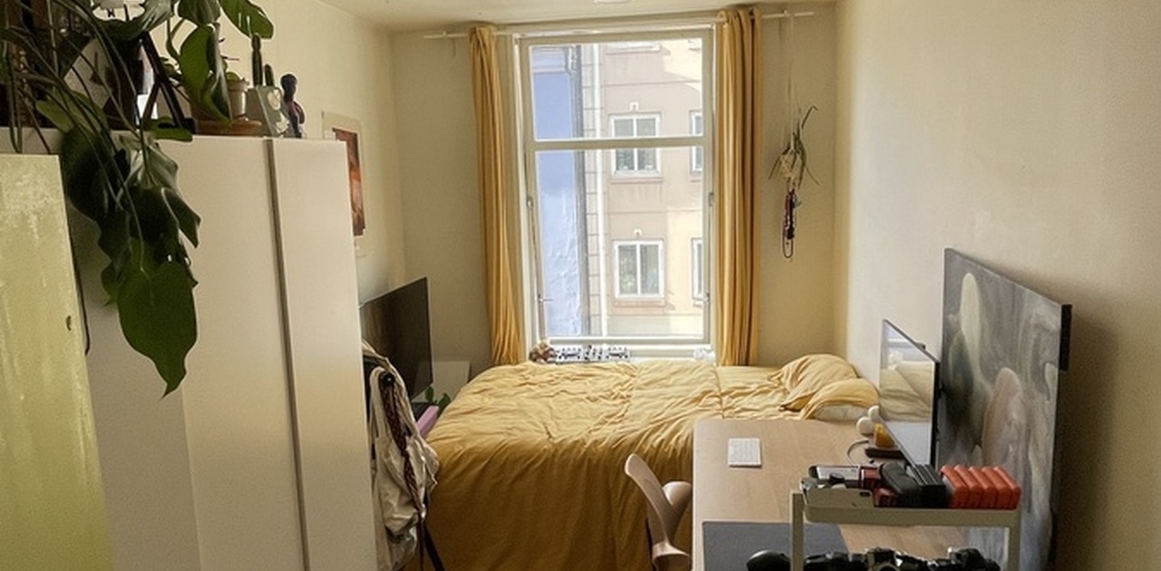 Soverommet som leies ut, er det som får lengst sol. Dette bildet er tatt på en litt grå dag.