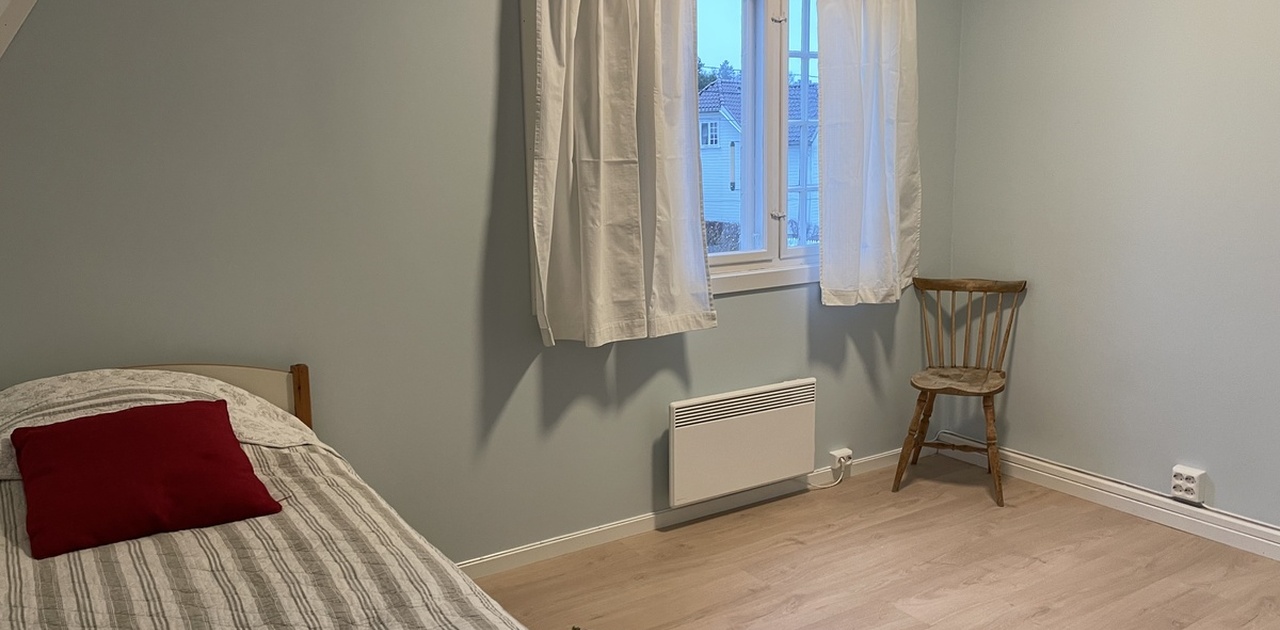 Soverom i 2.etasje mot nordøst som leies ut