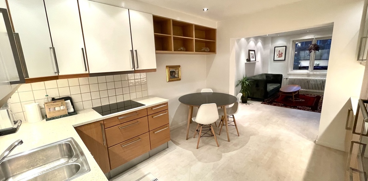 Kjøkken sett fra gang. Stuebord og enkelt kjøkkenutstyr følger med